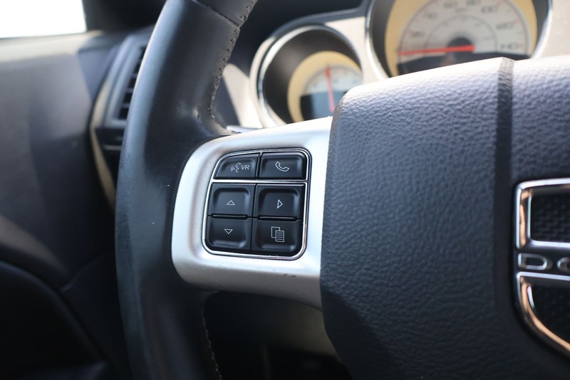 Dodge Challenger Vehicle Full-screen Gallery Image 24