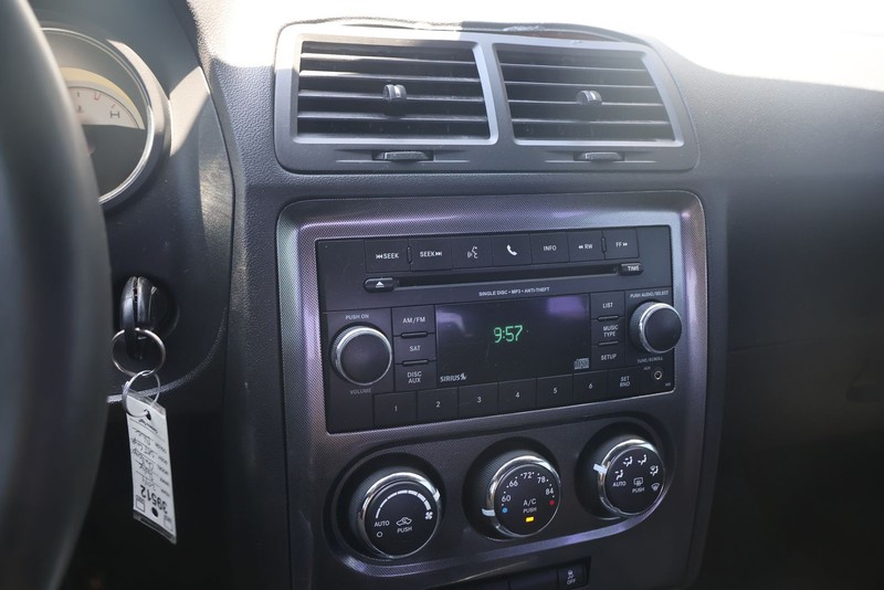 Dodge Challenger Vehicle Full-screen Gallery Image 26