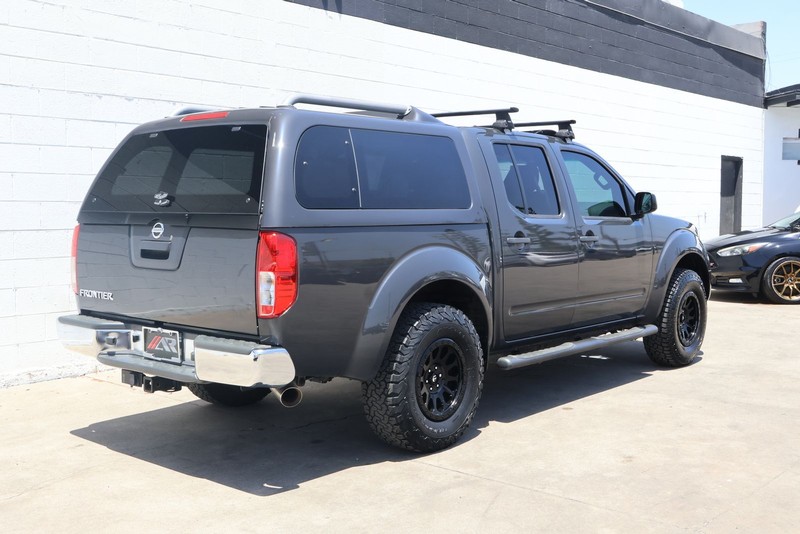 Nissan Frontier Vehicle Full-screen Gallery Image 05