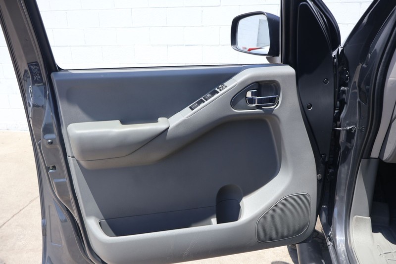 Nissan Frontier Vehicle Full-screen Gallery Image 16