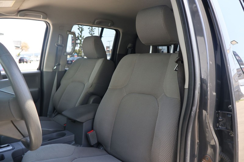 Nissan Frontier Vehicle Full-screen Gallery Image 18