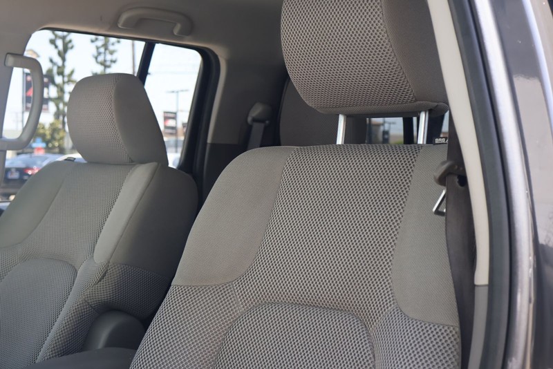 Nissan Frontier Vehicle Full-screen Gallery Image 19