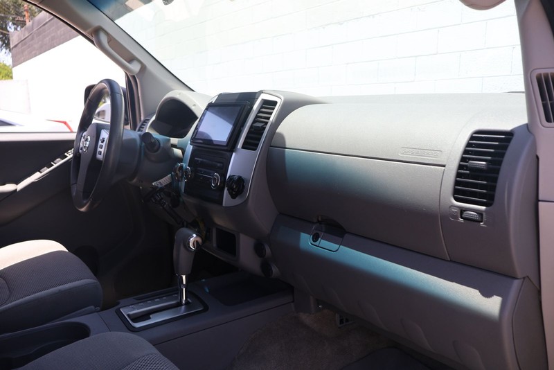 Nissan Frontier Vehicle Full-screen Gallery Image 20