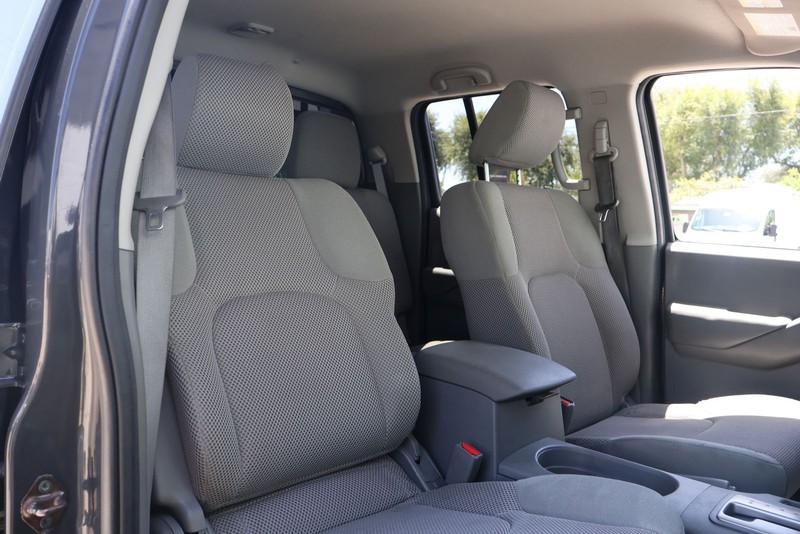 Nissan Frontier Vehicle Full-screen Gallery Image 21