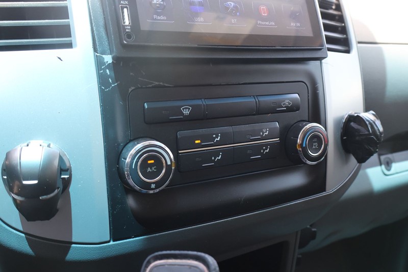 Nissan Frontier Vehicle Full-screen Gallery Image 31