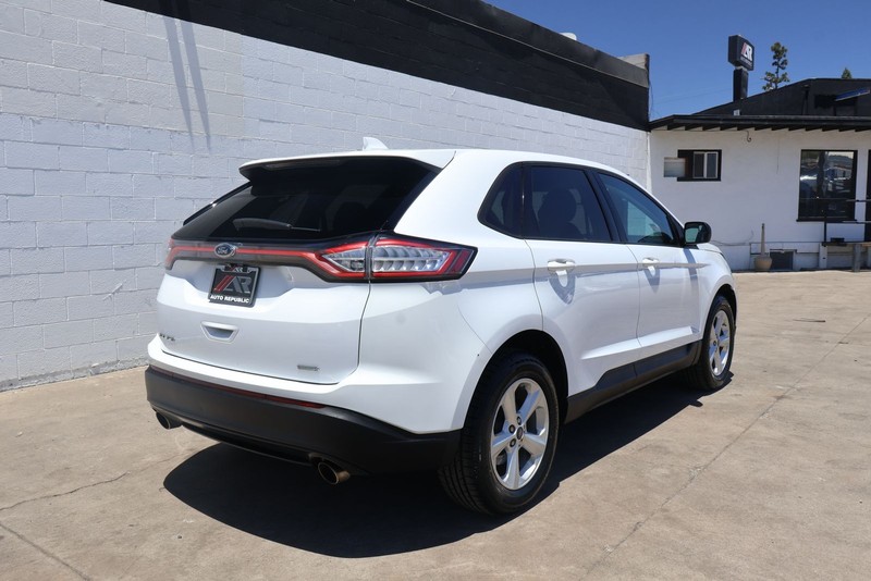 Ford Edge Vehicle Full-screen Gallery Image 05