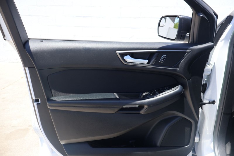 Ford Edge Vehicle Full-screen Gallery Image 14