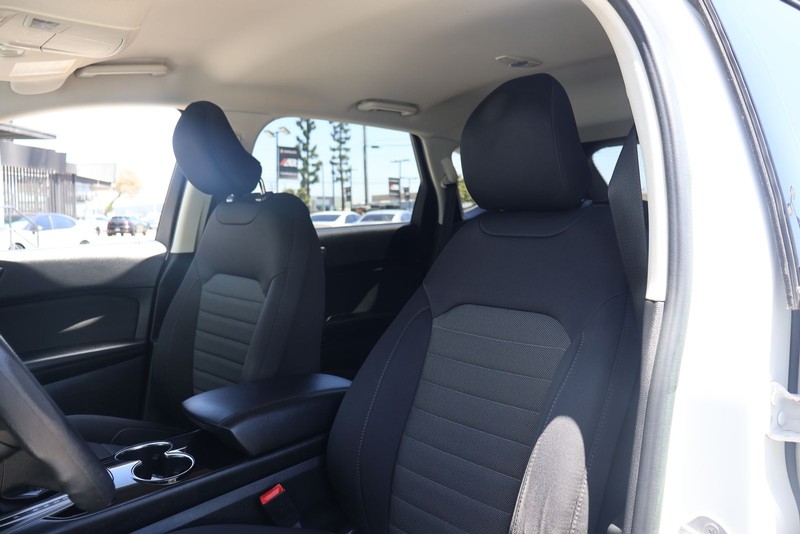 Ford Edge Vehicle Full-screen Gallery Image 16