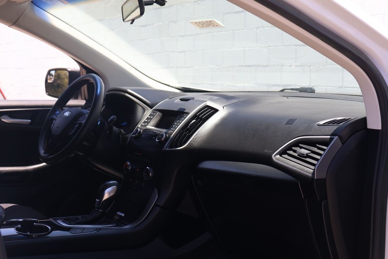 Ford Edge Vehicle Full-screen Gallery Image 18