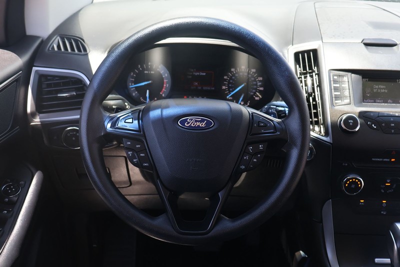 Ford Edge Vehicle Full-screen Gallery Image 24