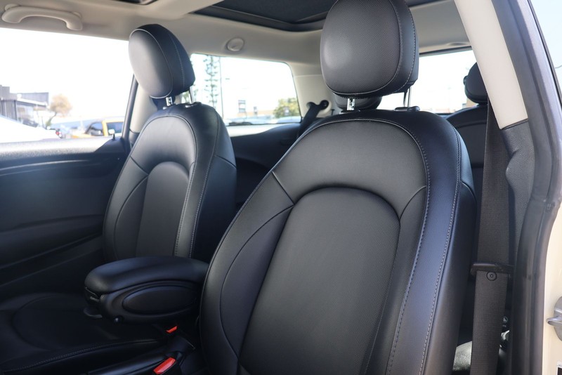 MINI Hardtop 2 Door Vehicle Full-screen Gallery Image 16