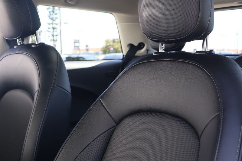 MINI Hardtop 2 Door Vehicle Full-screen Gallery Image 17