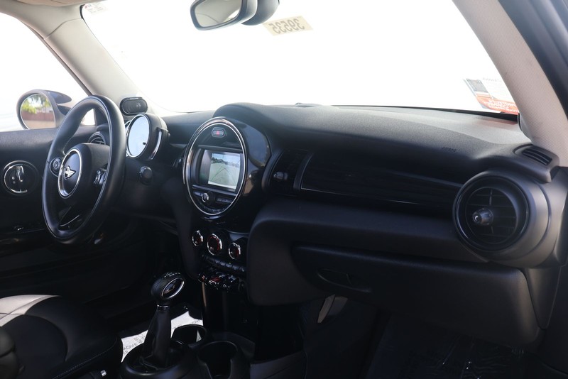 MINI Hardtop 2 Door Vehicle Full-screen Gallery Image 18