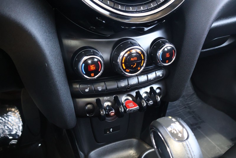 MINI Hardtop 2 Door Vehicle Full-screen Gallery Image 29