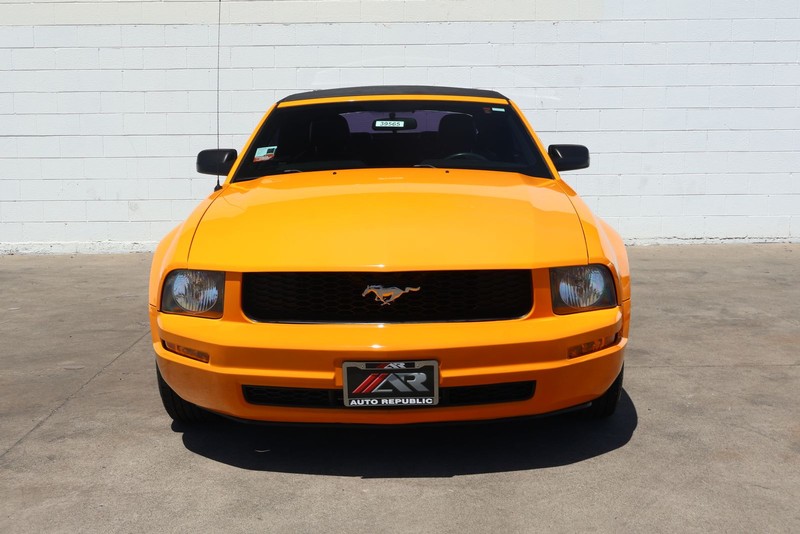 Ford Mustang Vehicle Full-screen Gallery Image 02