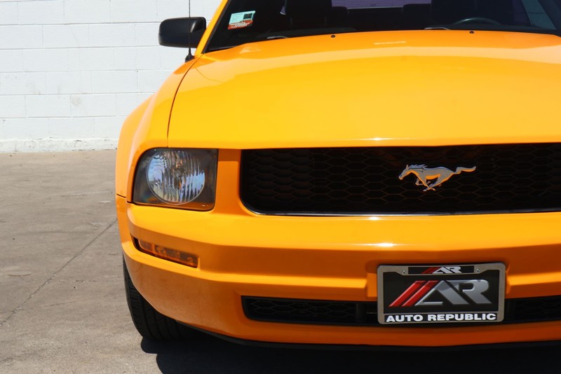 Ford Mustang Vehicle Full-screen Gallery Image 03