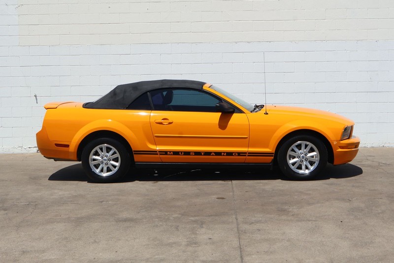 Ford Mustang Vehicle Full-screen Gallery Image 04