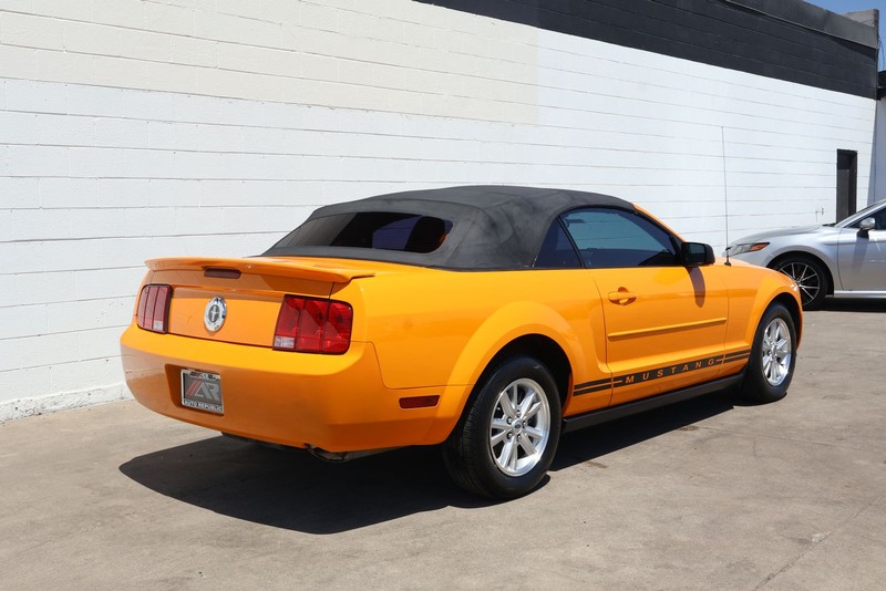 Ford Mustang Vehicle Full-screen Gallery Image 05