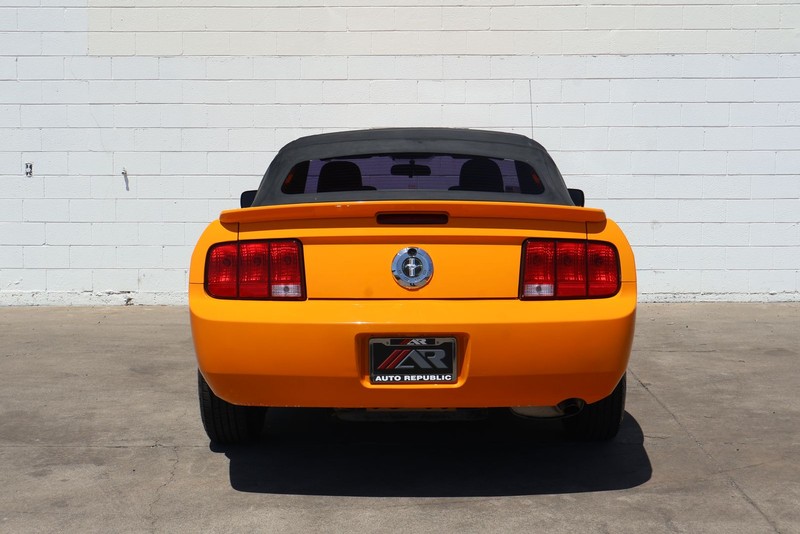 Ford Mustang Vehicle Full-screen Gallery Image 06