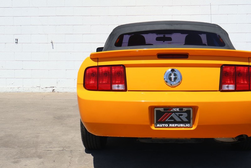 Ford Mustang Vehicle Full-screen Gallery Image 07