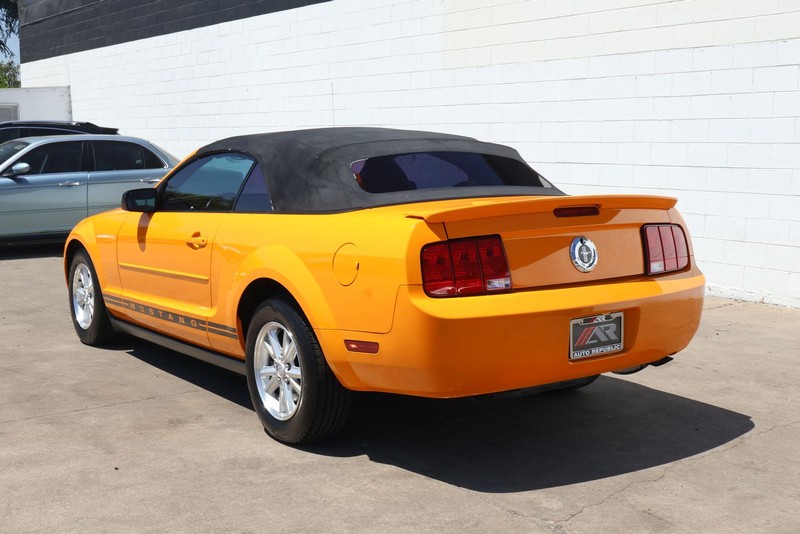 Ford Mustang Vehicle Full-screen Gallery Image 09