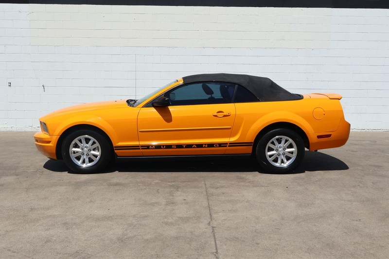 Ford Mustang Vehicle Full-screen Gallery Image 10