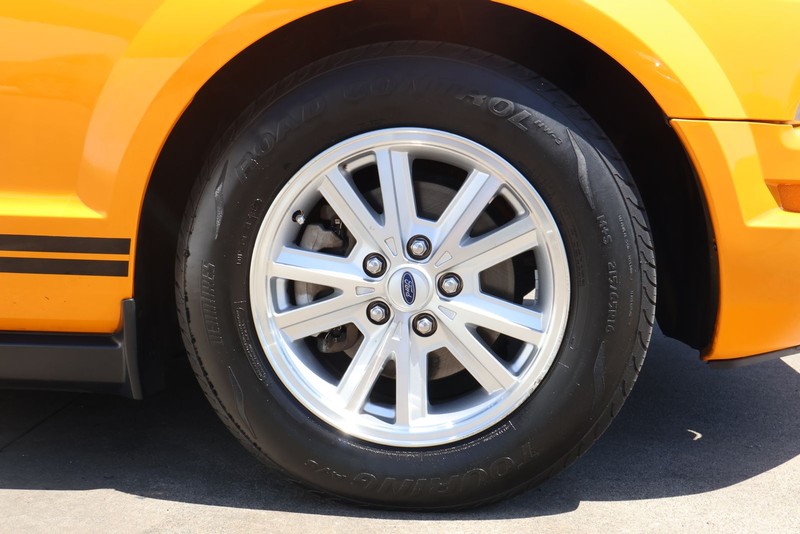 Ford Mustang Vehicle Full-screen Gallery Image 13