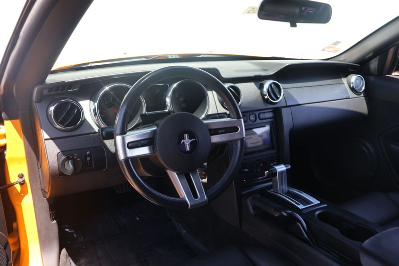 Ford Mustang Vehicle Full-screen Gallery Image 15