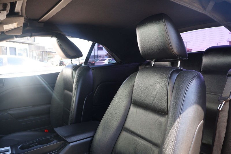 Ford Mustang Vehicle Full-screen Gallery Image 16