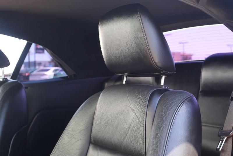 Ford Mustang Vehicle Full-screen Gallery Image 17