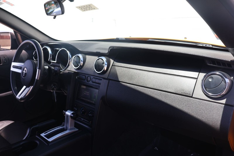 Ford Mustang Vehicle Full-screen Gallery Image 18