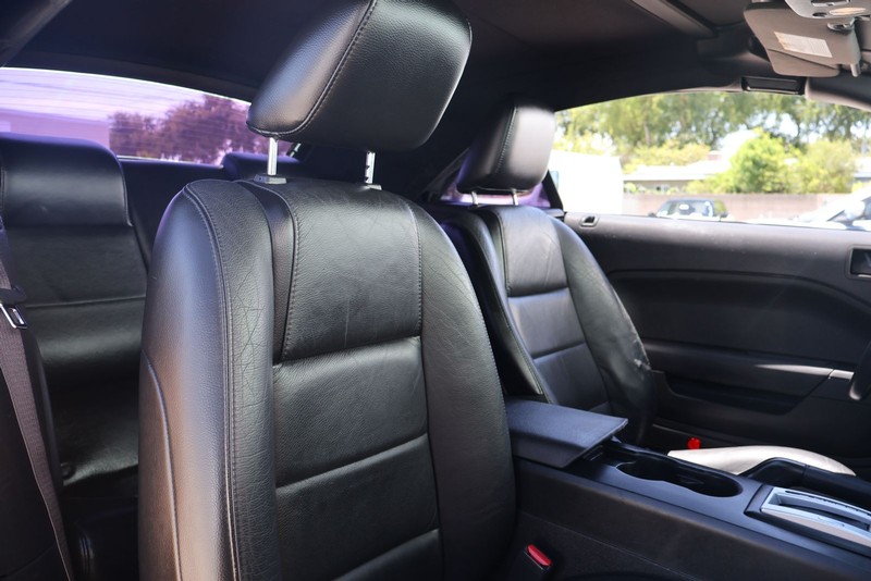 Ford Mustang Vehicle Full-screen Gallery Image 19