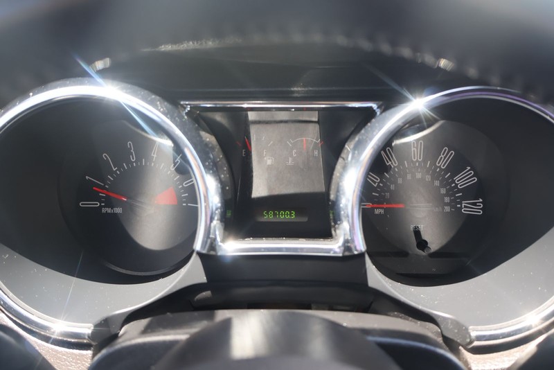 Ford Mustang Vehicle Full-screen Gallery Image 22