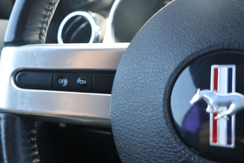 Ford Mustang Vehicle Full-screen Gallery Image 24