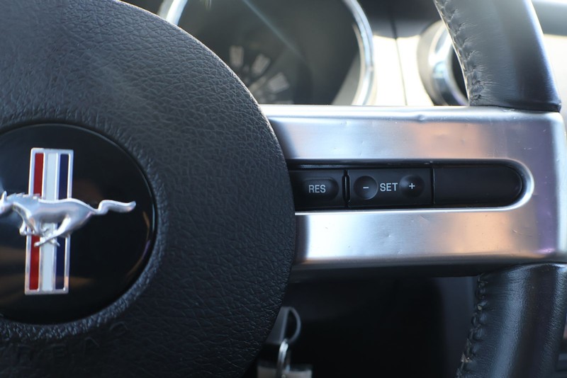Ford Mustang Vehicle Full-screen Gallery Image 25