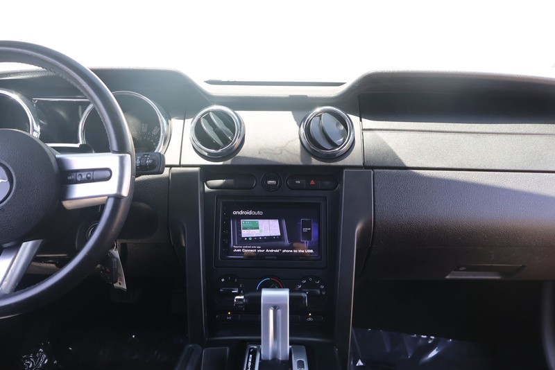 Ford Mustang Vehicle Full-screen Gallery Image 26