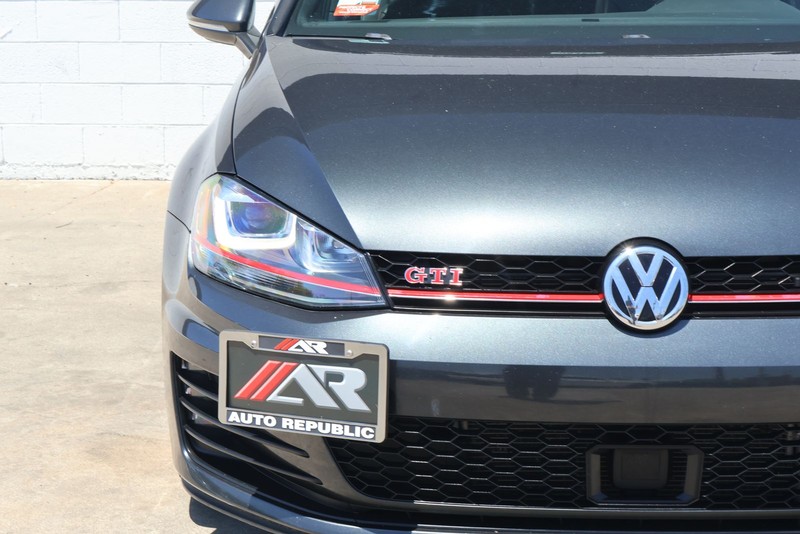 Volkswagen Golf GTI Vehicle Full-screen Gallery Image 03