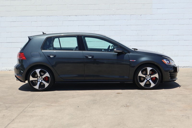 Volkswagen Golf GTI Vehicle Full-screen Gallery Image 04