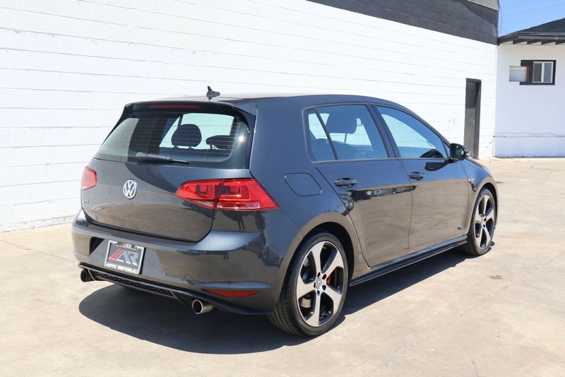 Volkswagen Golf GTI Vehicle Full-screen Gallery Image 05
