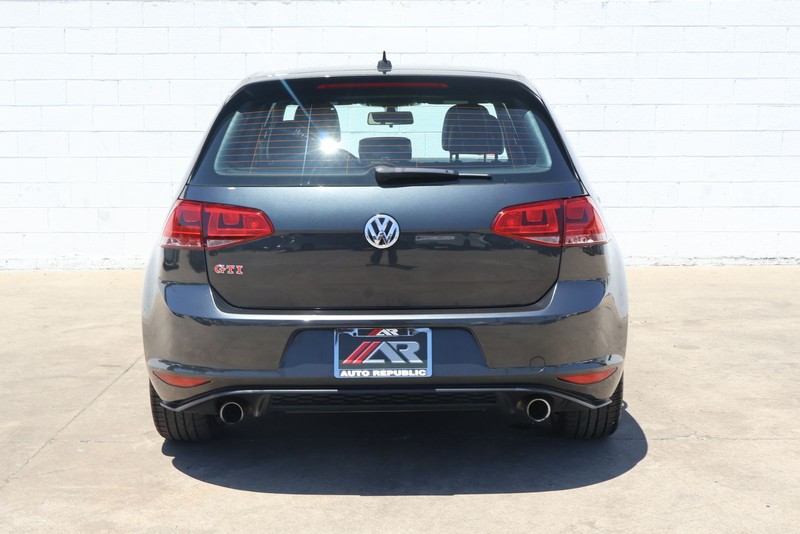 Volkswagen Golf GTI Vehicle Full-screen Gallery Image 06