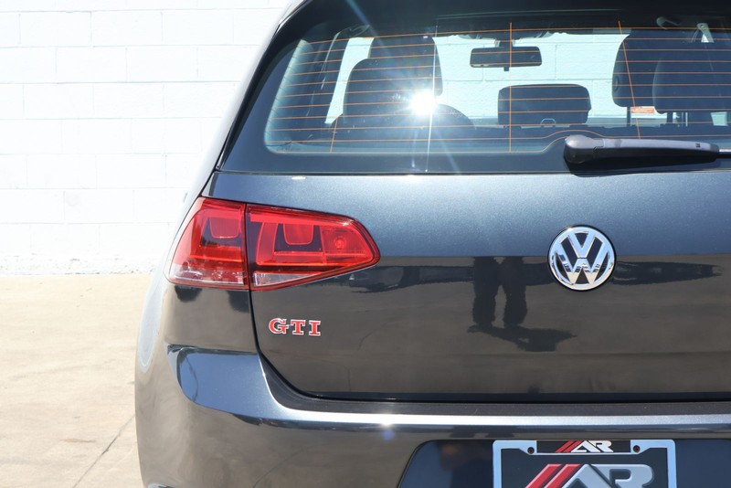 Volkswagen Golf GTI Vehicle Full-screen Gallery Image 07