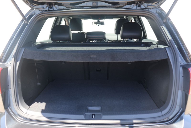Volkswagen Golf GTI Vehicle Full-screen Gallery Image 08