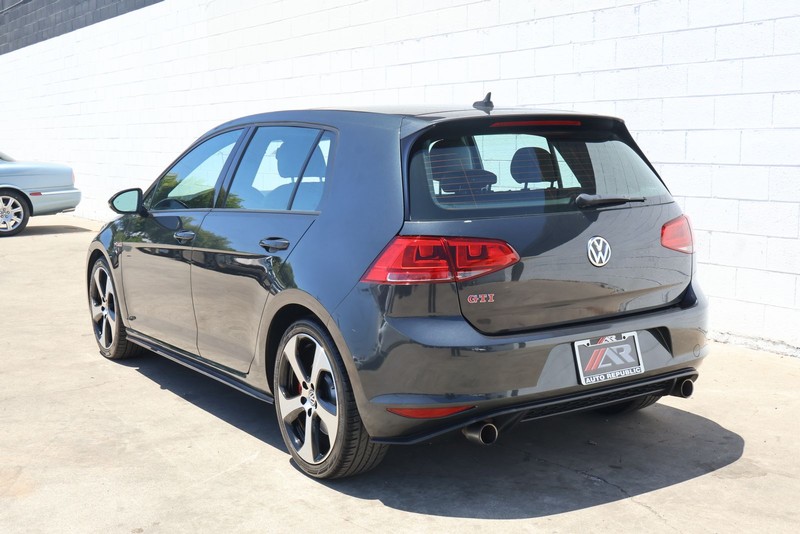 Volkswagen Golf GTI Vehicle Full-screen Gallery Image 09