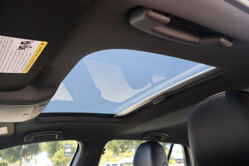 Volkswagen Golf GTI Vehicle Full-screen Gallery Image 12