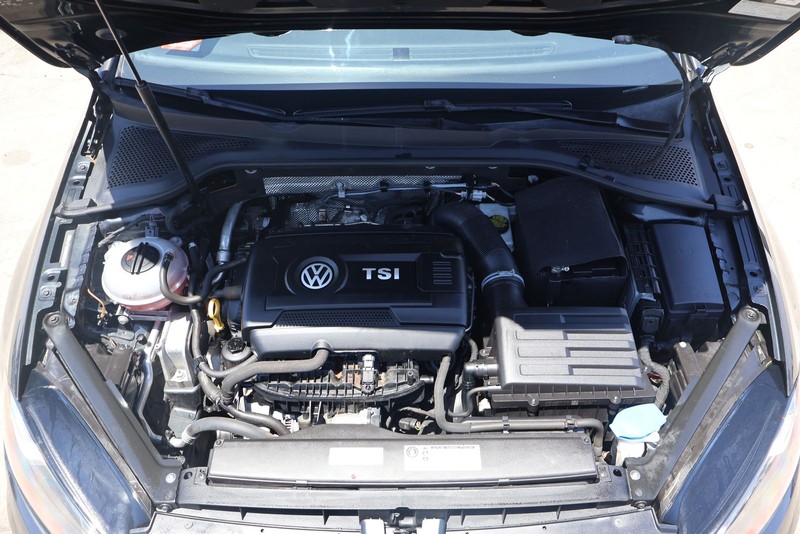 Volkswagen Golf GTI Vehicle Full-screen Gallery Image 13