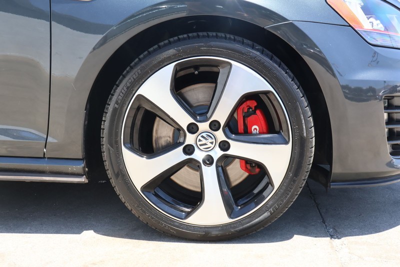 Volkswagen Golf GTI Vehicle Full-screen Gallery Image 14