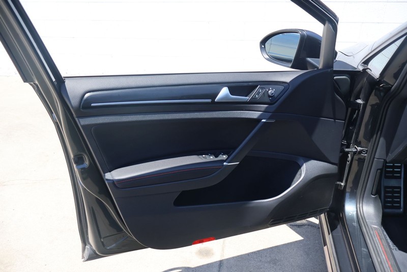 Volkswagen Golf GTI Vehicle Full-screen Gallery Image 15