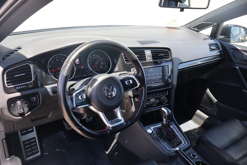 Volkswagen Golf GTI Vehicle Full-screen Gallery Image 16