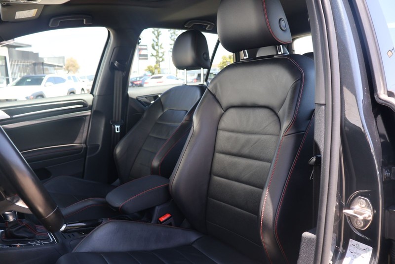 Volkswagen Golf GTI Vehicle Full-screen Gallery Image 17