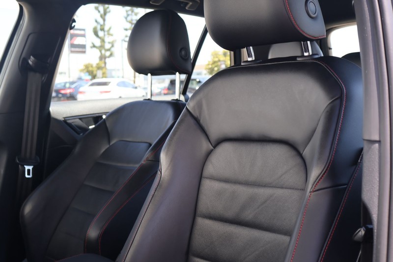 Volkswagen Golf GTI Vehicle Full-screen Gallery Image 18
